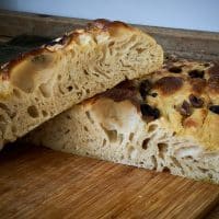 Focaccia brød er skåret i halve