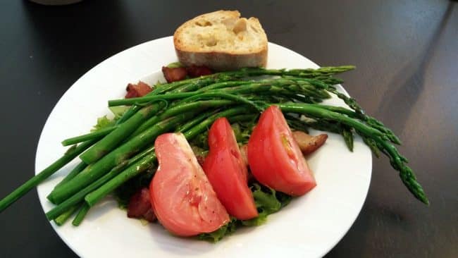 Sommersalat med asparges, bacon, tomat, hvidløgsbrød og vinaigrette