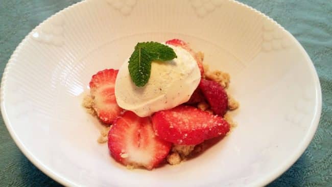 Koldskålsis med nye danske jordbær og crumble af kammerjunker