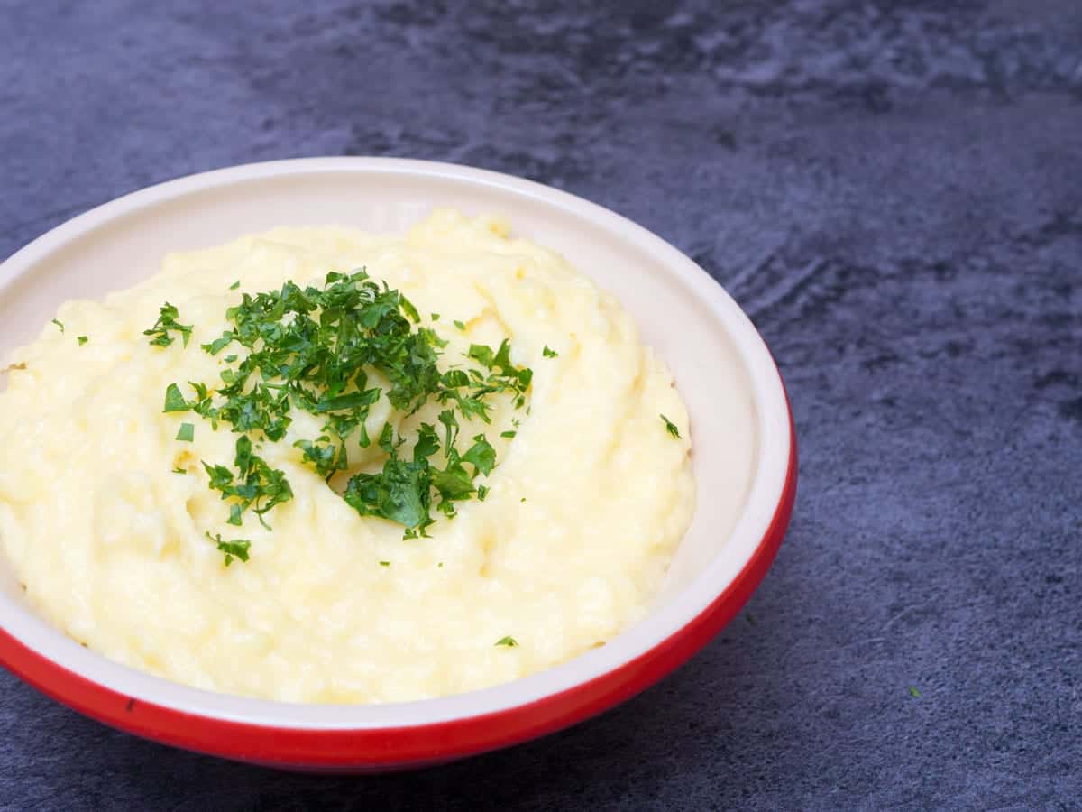 En skål med cremet kartoffelmos toppet med hakket persille