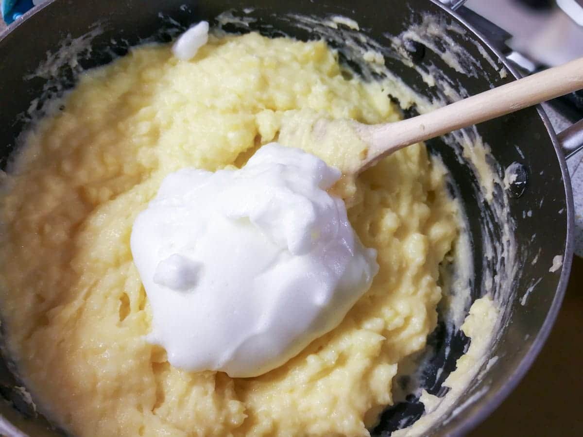 Æggehvider vendes i kartoffelmosen