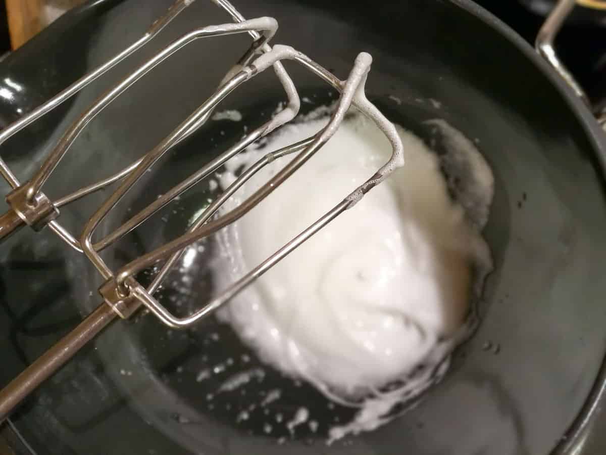 Æggehvider piskes stive