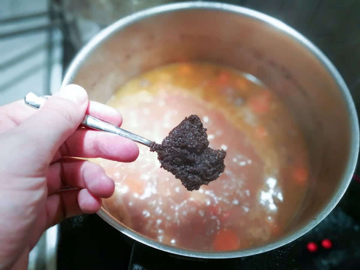 Trøffelpasta tilsættes