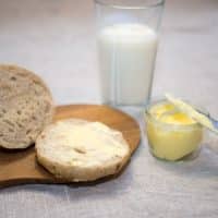 Hjemmelavet smør og hjemmebagte boller