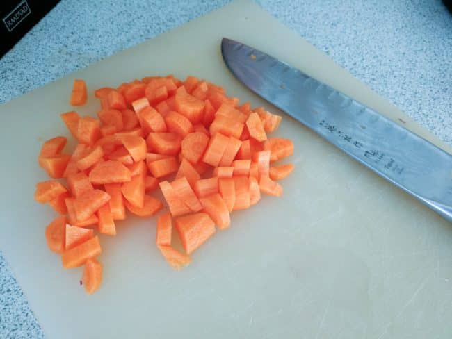 Skræl og hak gulerødder