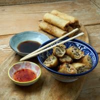 Forårsruller anrettet i en blå-hvid skål