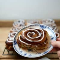 En kanelsnegl med glasur præsenteres på en tallerken