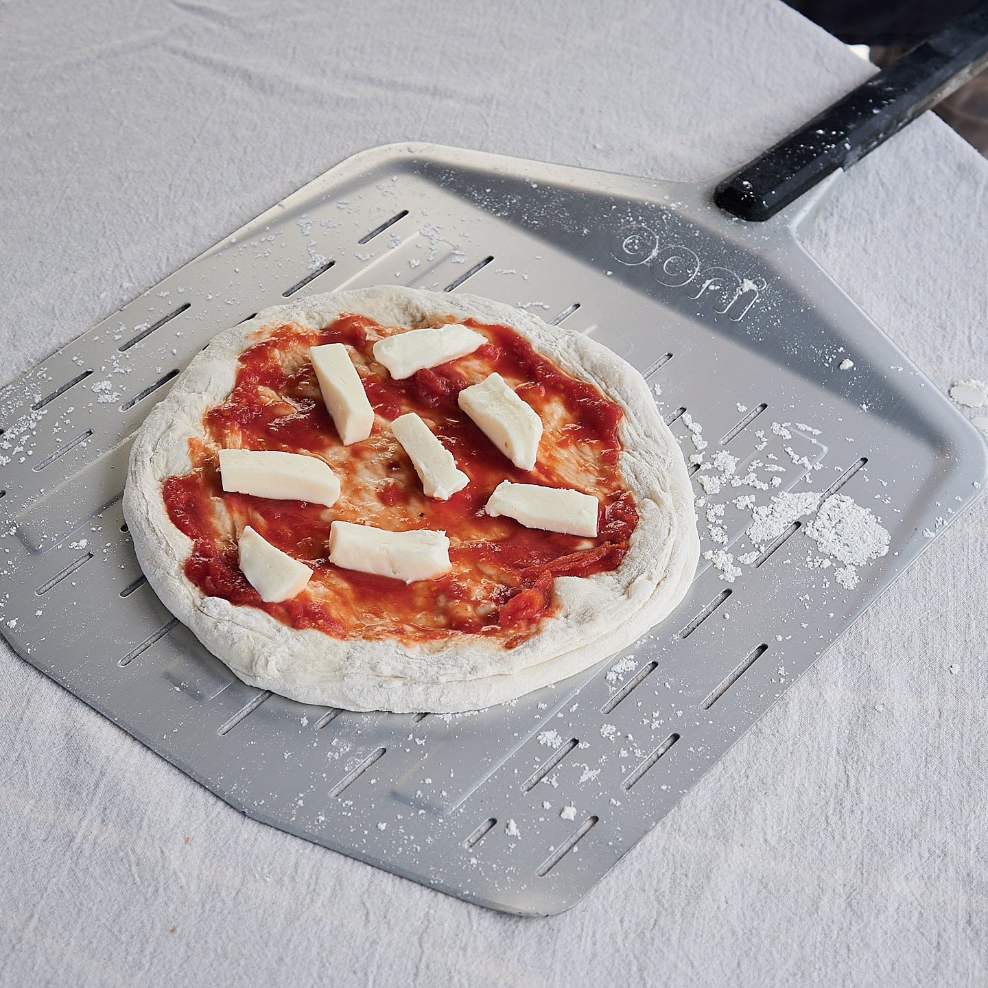 Læg mozzarella på pizzaen