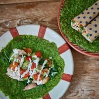 En grøn spinattortilla med kylling