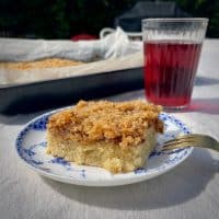 Et stykke kage på en tallerken med en gaffel
