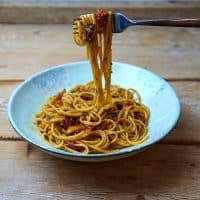 En tallerken med spaghetti med tomat- og krydret sauce